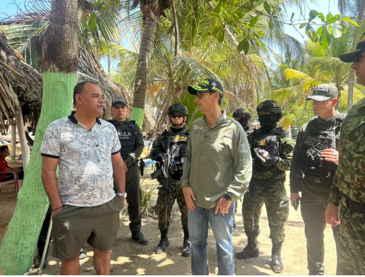 El secretario del Interior del Atlántico, José Antonio Luque, y los comandantes del Ejército y de la Policía Nacional en el Departamento con los habitantes de santa Verónica..//Cortesía Gobernación del Atlántico.