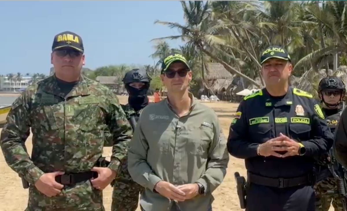 El secretario del Interior del Atlántico, José Antonio Luque, con comandantes de el Ejército y de la Policía Nacional en las playas de Santa Verónica..//Cortesía Gobernación del Atlántico.