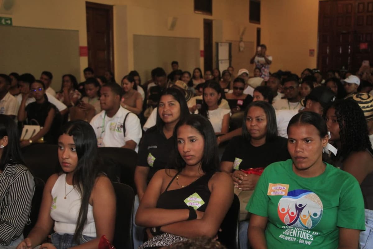 Cientos de jóvenes asistieron a la inauguración en la Plaza Santo Domingo del Centro de la Cooperación Española // Foto: Julio Castaño - El Universal.