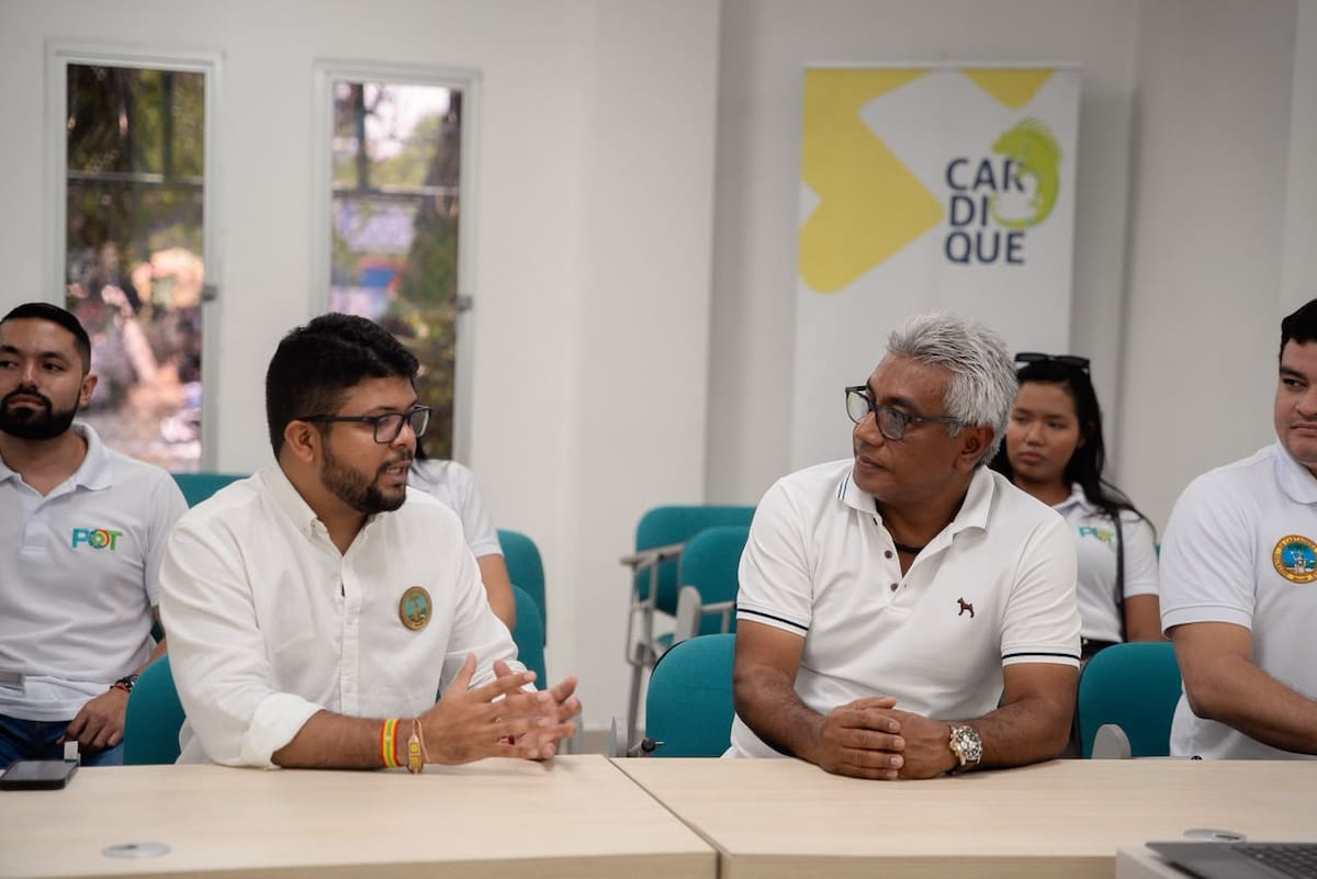 La Secretaría de Planación también llevó este documento a las oficinas de Cardique. // Cortesía: Alcaldía de Cartagena.