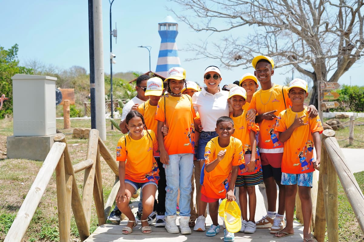 La gestora social del Distrito, Liliana Majana, estuvo acompañando a los niños en Caribe Aventura. // Foto: Cortesía - Alcaldía de Cartagena.