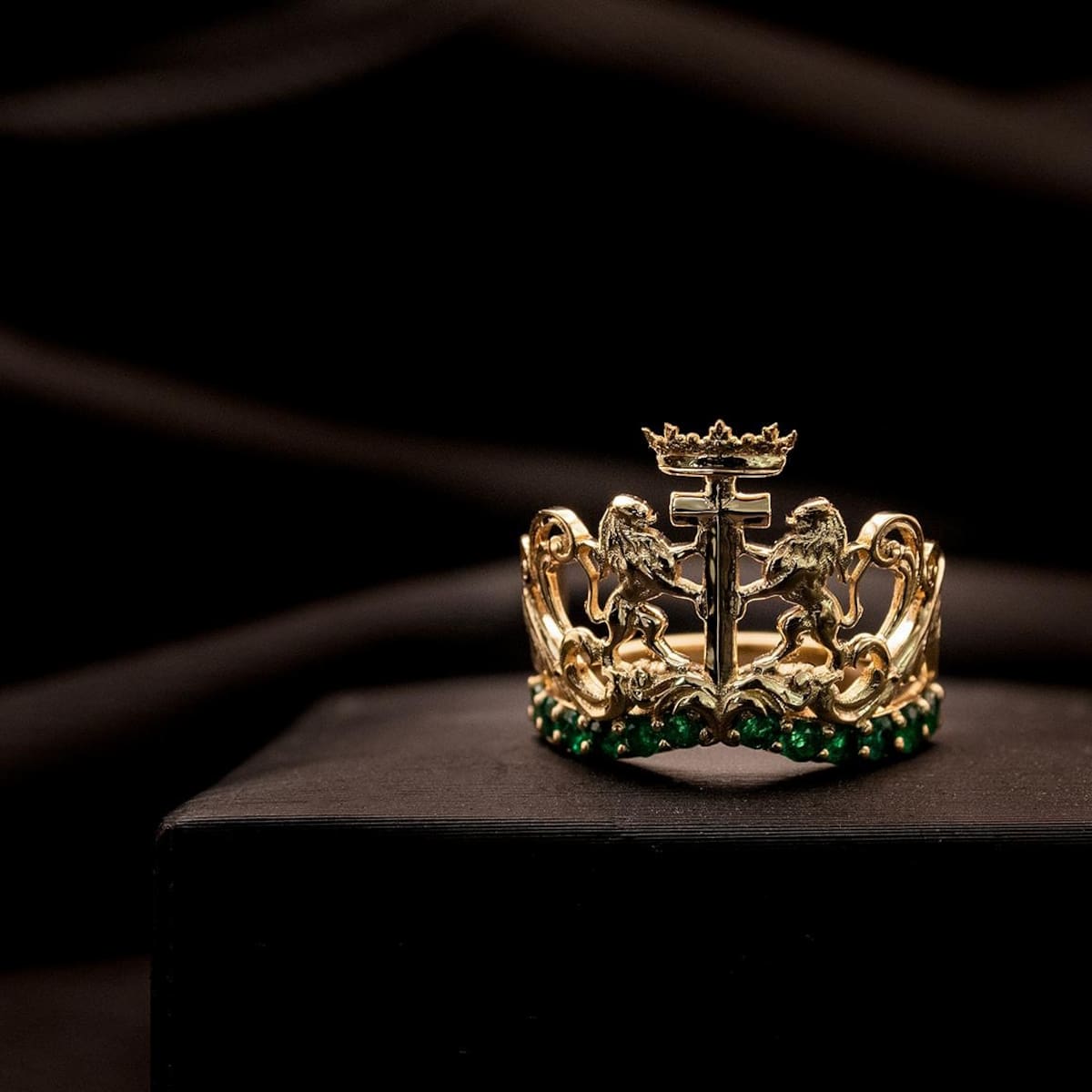 Luis Alfredo Díaz, diseñador de joyas de la Joyería Caribe. //Foto: IG @caribejewelry