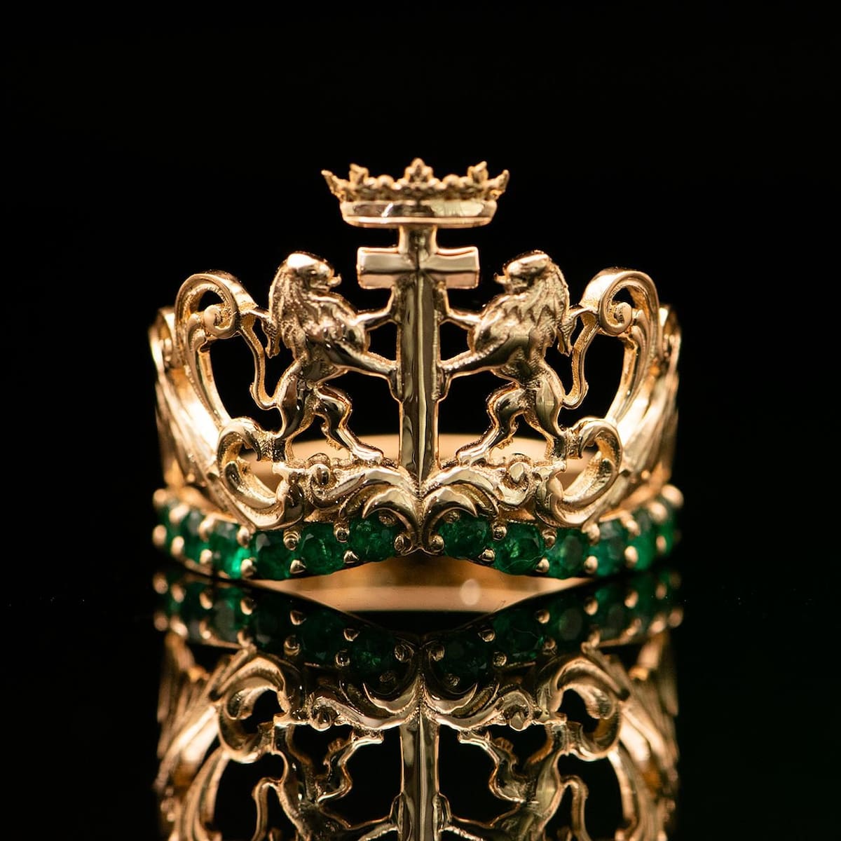 Luis Alfredo Díaz, diseñador de joyas de la Joyería Caribe. //Foto: IG @caribejewelry