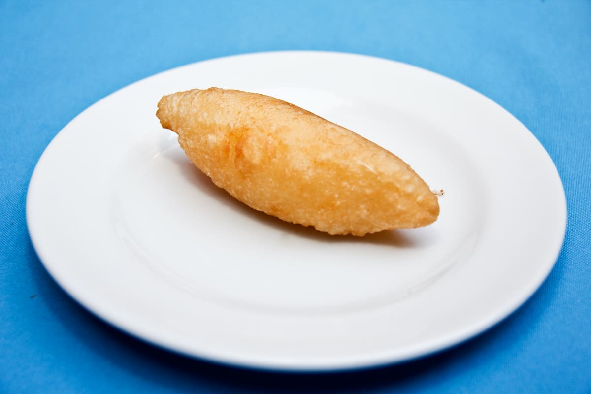 Esta hecha a base de yuca y su relleno de guiso de carne.