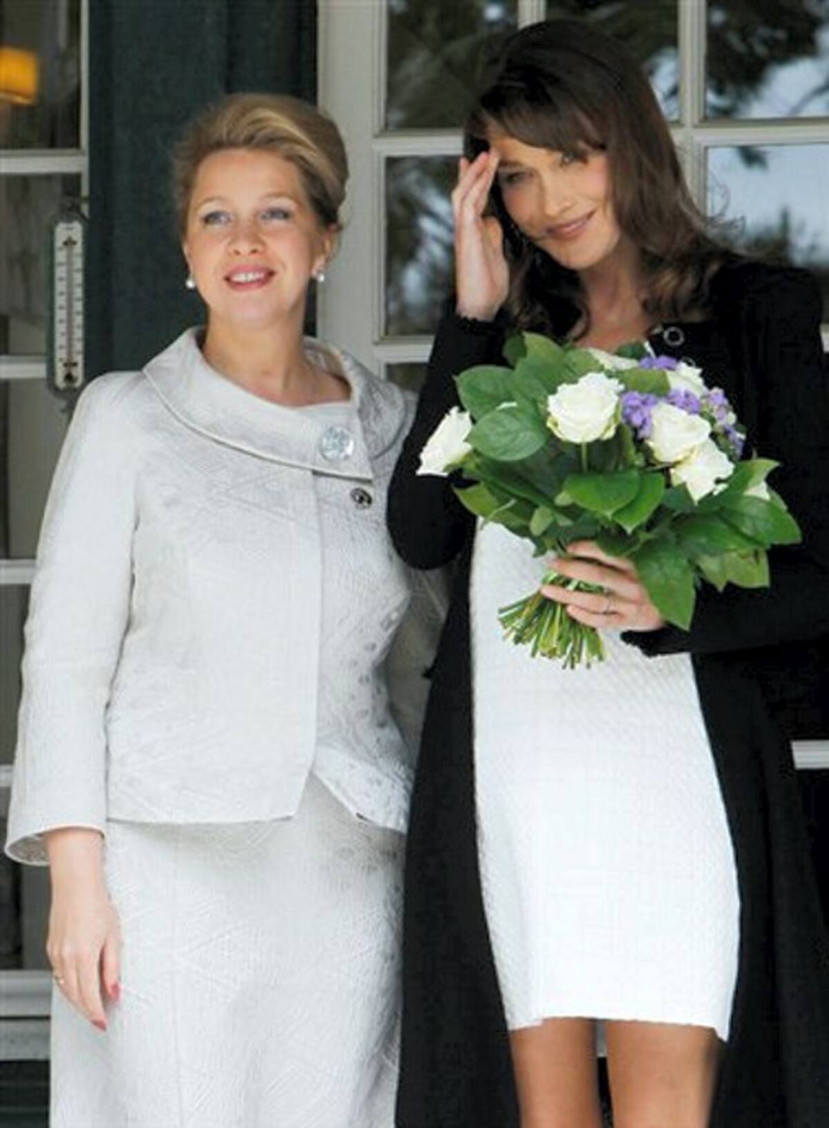 Carla Bruni aparece con Svetalana Medvedeva, la esposa del presidente ruso, Dmitry Medvedev. Además también se reunió con María Barroso, esposa del Presidente de la Comisión José Manuel Barroso; Laureen Harper, esposa del primer ministro canadiense; Stephan Harper, Geertrui Van Rompuy, esposa del presidente del Consejo Europeo Herman Van Rompuy. AP