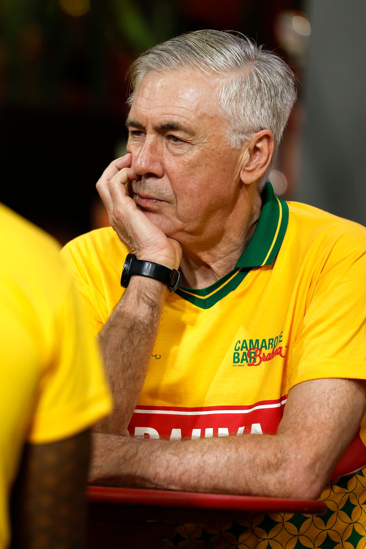 El entrenador de la selección brasileña de fútbol, Carlo Ancelotti, habla con algunas personas previo al inicio del segundo día de los desfiles del Grupo Especial en el sambódromo de Anhembí este sábado, en Sao Paulo (Brasil). //Foto, EFE: Sebastiao Moreira