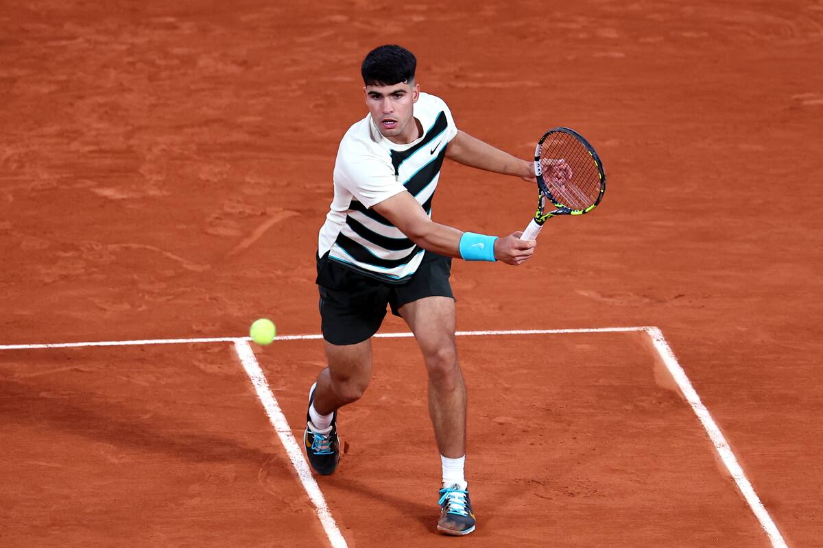 Carlos Alcaraz sufrió, pero sigue en la defensa del Roland Garros