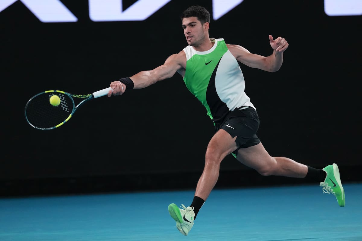 Carlos Alcaraz quiere conquistar su primer Abierto de Australia. //Foto, AP: Dita Alangkara