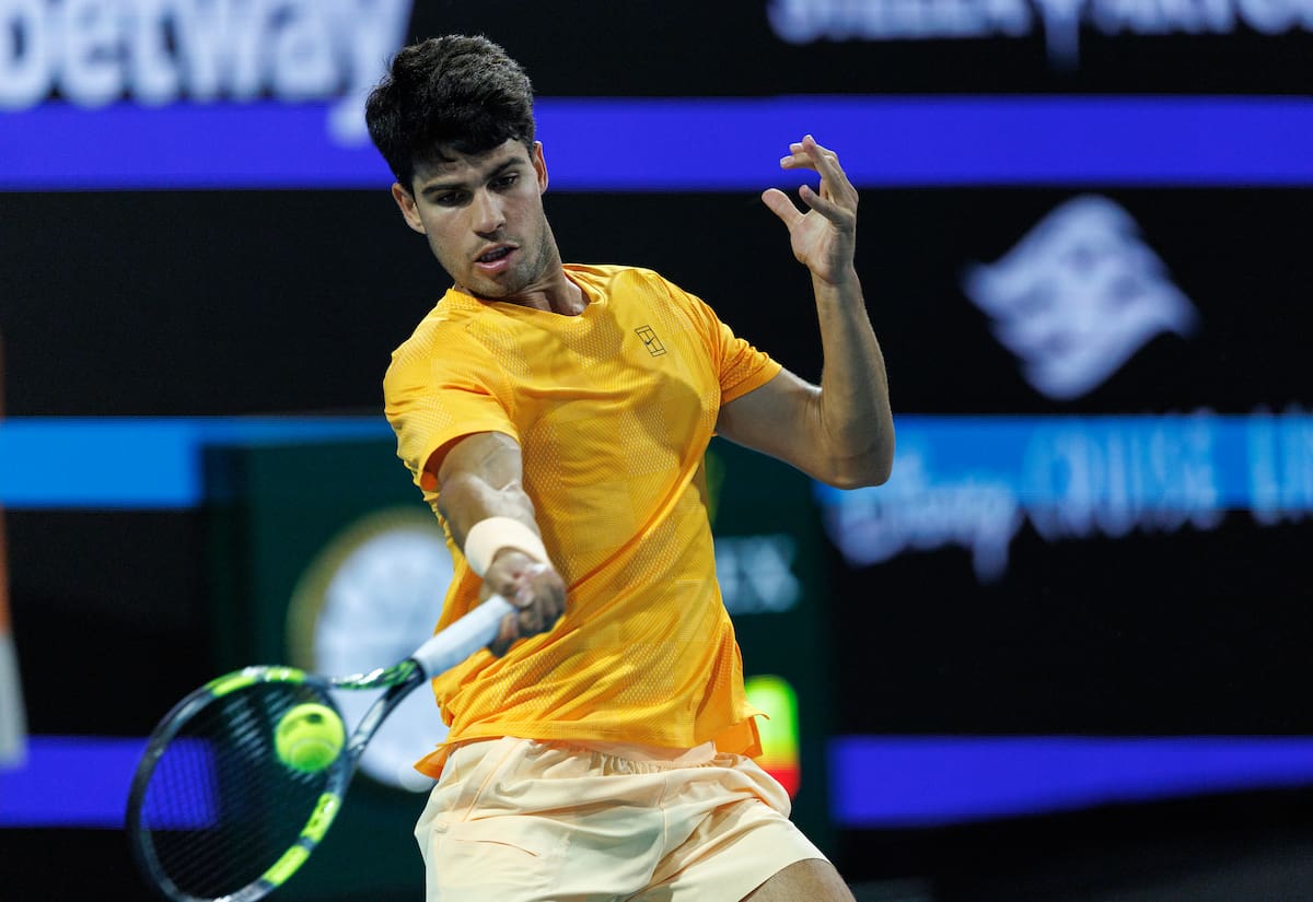 Carlos Alcaraz derrotó a João Fonseca en su partido de segunda ronda en el Abierto de Miami. //Foto, EFE: CRISTOBAL HERRERA-ULASHKEVICH