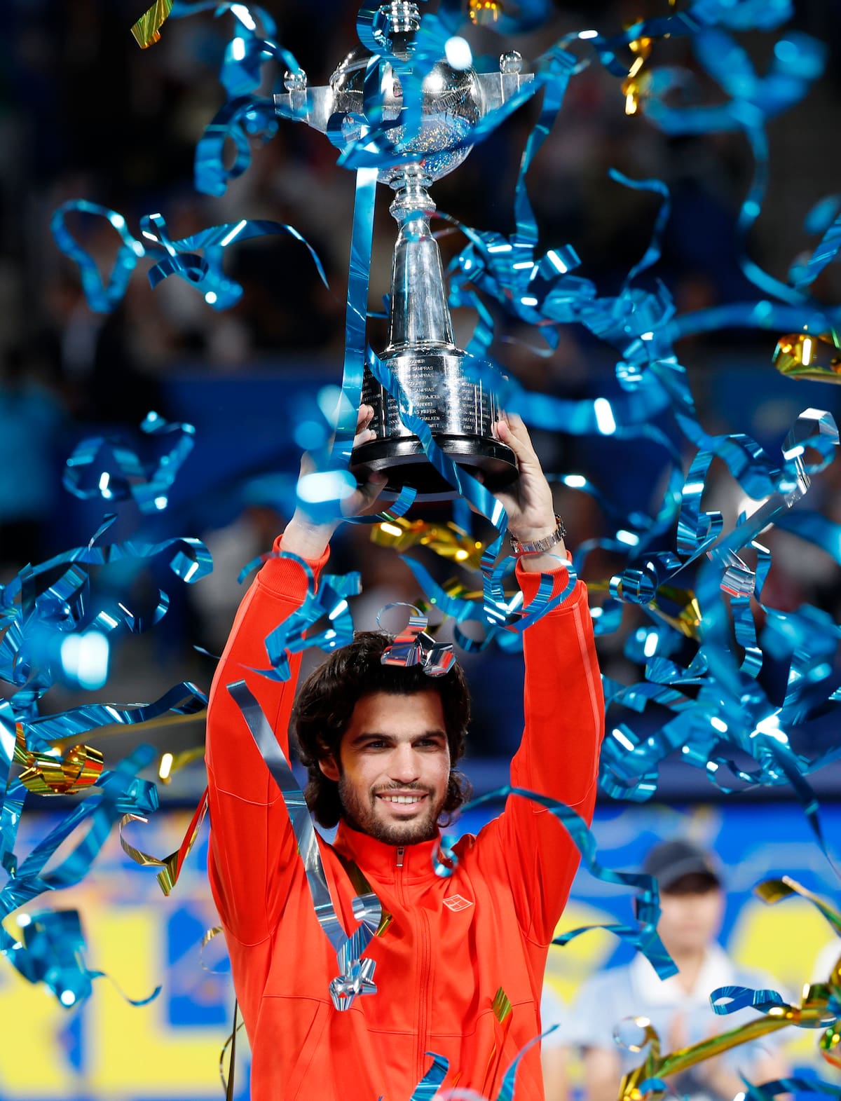 El español Carlos Alcaraz posa con su trofeo durante la ceremonia de premiación del torneo de tenis Abierto de Japón en el Ariake Colosseum de Tokio. //Foto, EFE: FRANCK ROBICHON