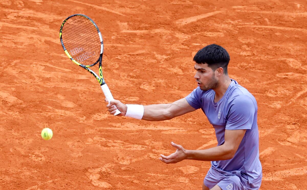 Carlos Alcaraz avanzó a octavos de final en el Masters de Montecarlo. //EFE