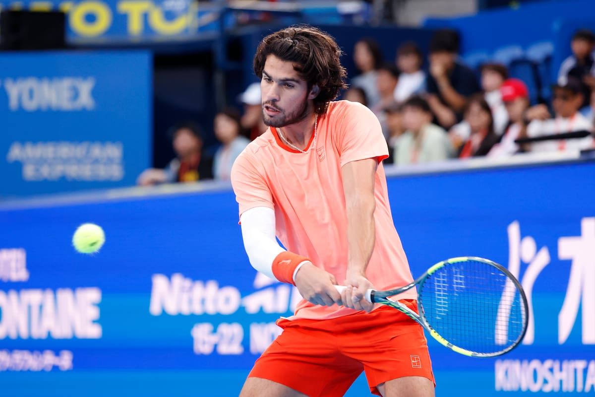 Carlos Alcaraz en acción contra Jaume Munar durante su partido de semifinal del torneo de tenis Abierto de Japón en el Coliseo Ariake de Tokio. //Foto, EFE: RODRIGO REYES MARIN
