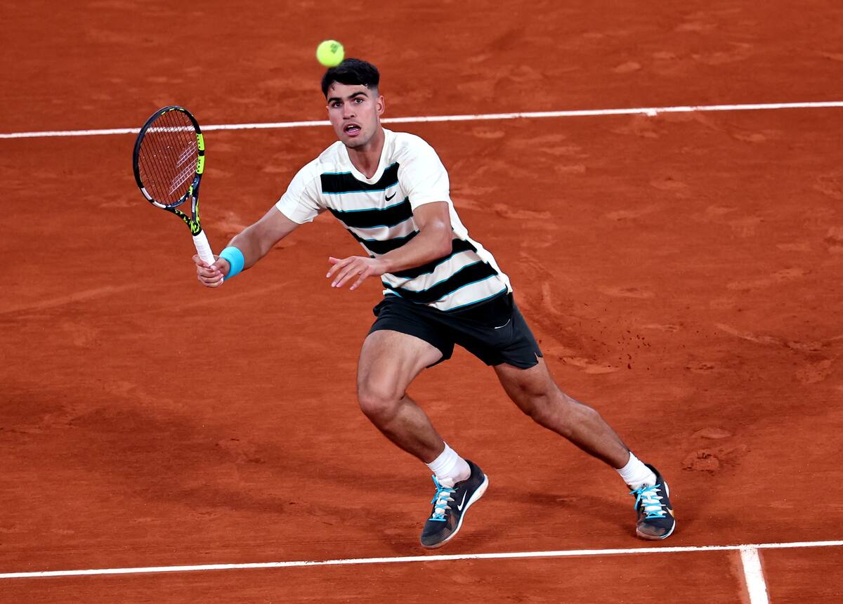 Carlos Alcaraz de España en acción durante su partido de segunda ronda masculina contra Fabian Marozsan de Hungría en el torneo de Grand Slam en Roland Garros. //EFE