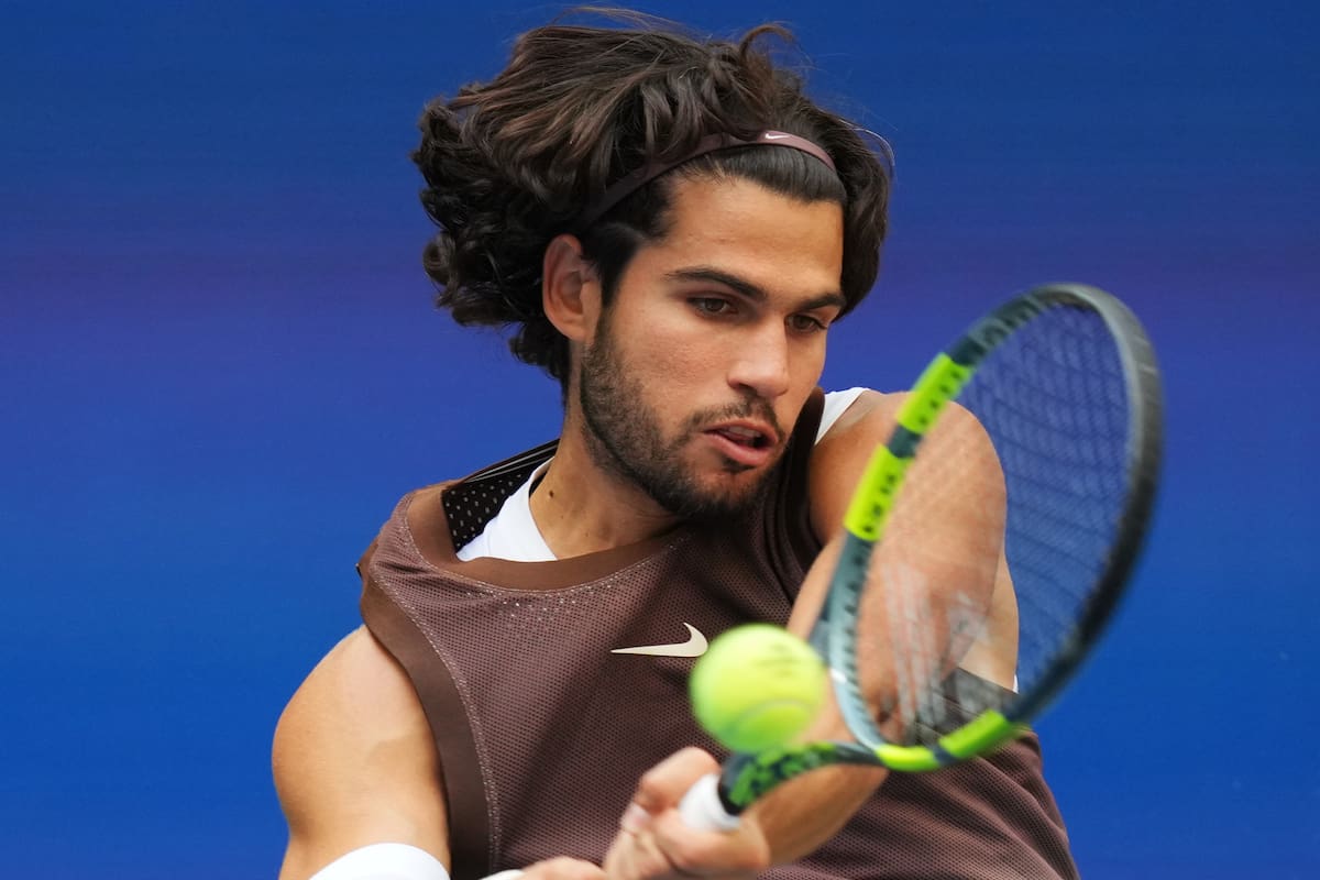 El español Carlos Alcaraz devuelve la pelota al chino Wu Yibing durante la tercera ronda del Abierto de Estados Unidos de tenis. //Foto, AP: Kirsty Wigglesworth