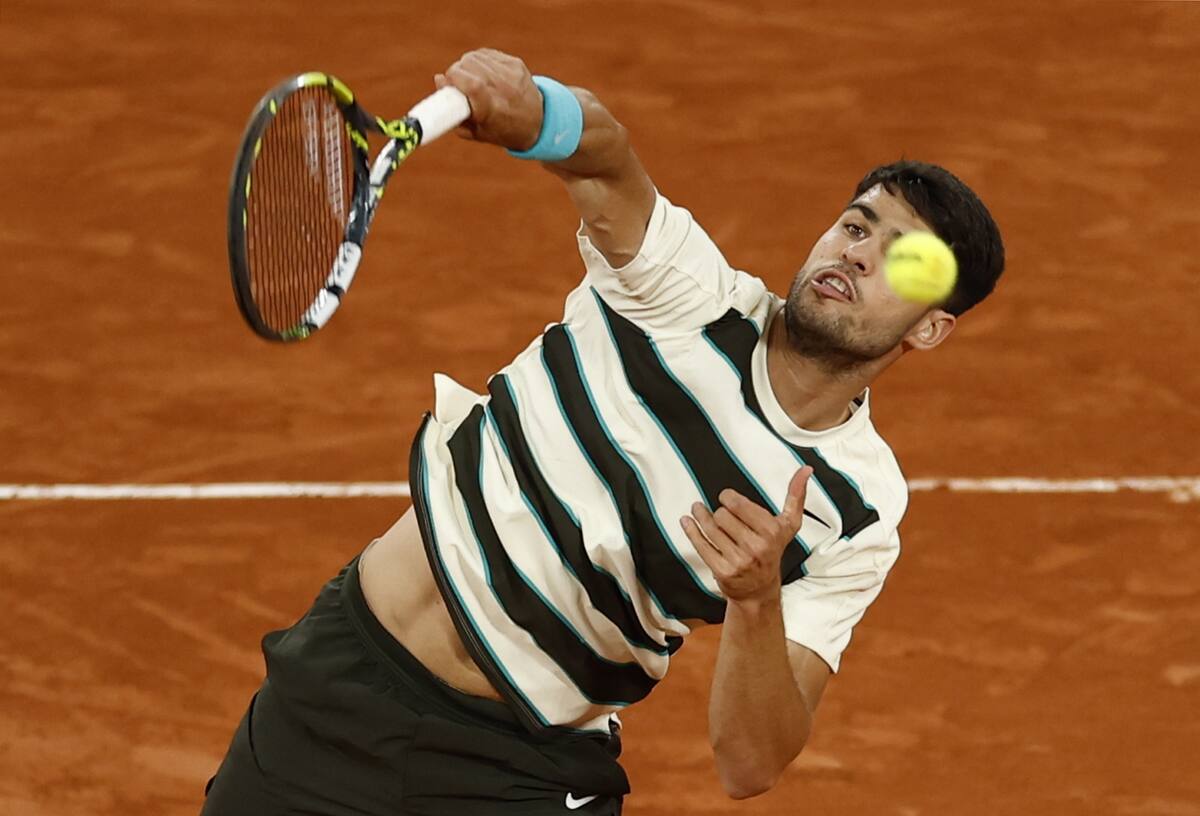 Carlos Alcaraz de España en acción durante su partido de semifinales individuales masculino contra Lorenzo Musetti de Italia en el torneo de tenis Grand Slam en Roland Garros. //EFE