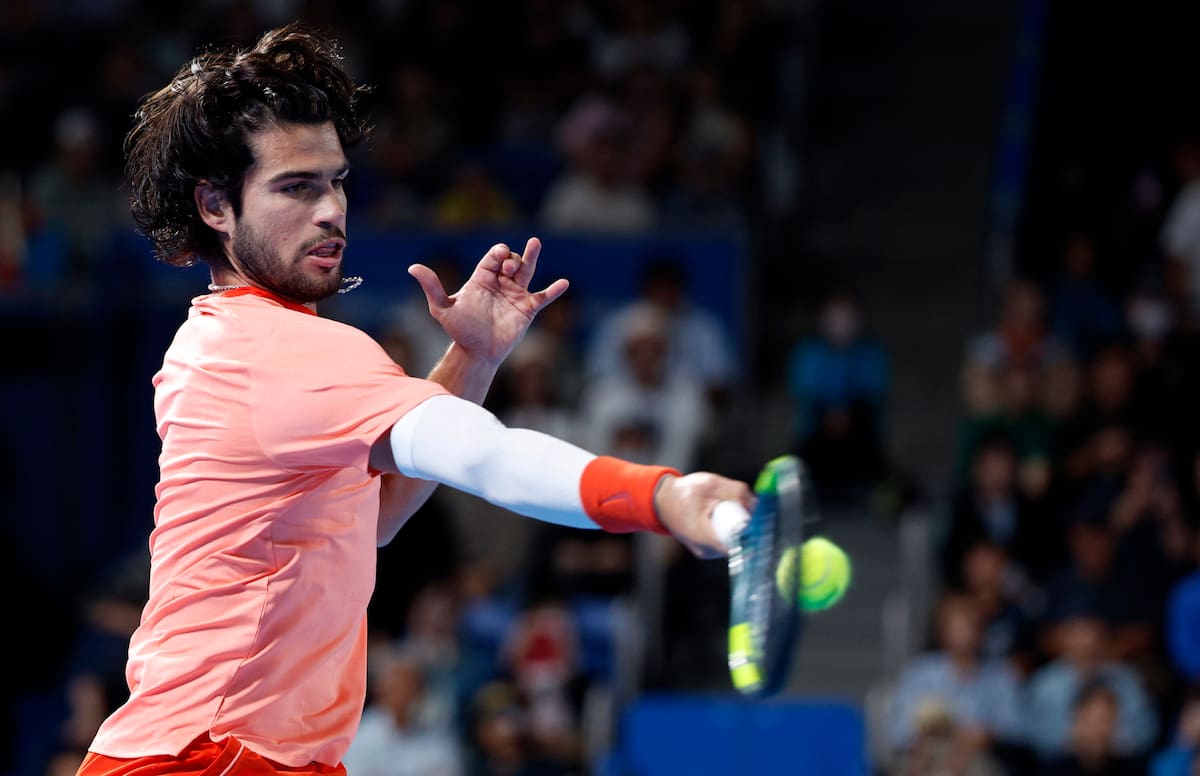 El español Carlos Alcaraz en acción contra el checo Jiri Lehecka durante su partido de la final del torneo de tenis Japan Open en el Ariake Colosseum de Tokio, Japón. //Foto, EFE: FRANCK ROBICHON