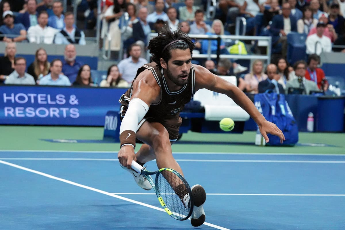 Carlos Alcaraz sufrió un susto en el US Open, pero sigue con la defensa del título