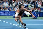 Carlos Alcaraz sufrió un susto en el US Open, pero sigue con la defensa del título