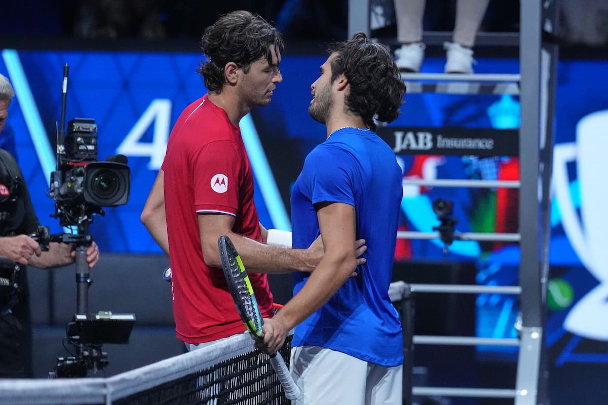 Carlos Alcaraz, del equipo de Europa (a la derecha), saluda en la red a Taylor Fritz, del equipo del Resto del Mundo, tras ganar su partido del torneo de tenis Laver Cup. //Foto, AP: Maja Smiejkowska