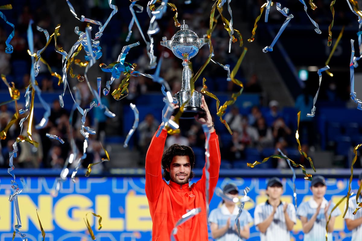 Carlos Alcaraz celebró un nuevo trofeo tras meses de su lesión: ¡Celebró en Tokio!