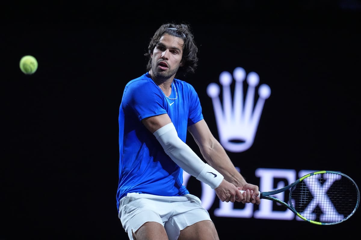 Carlos Alcaraz, del Equipo Europa, devuelve una pelota a Taylor Fritz, del Equipo Resto del Mundo, durante un partido del torneo de tenis Laver Cup. //Foto, AP: Maja Smiejkowska