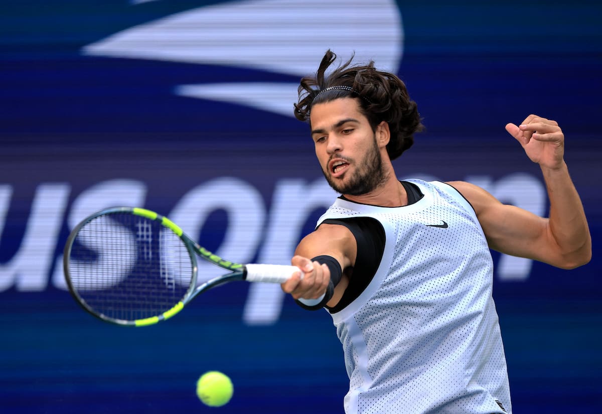 El español Carlos Alcaraz en acción contra el estadounidense Tommy Paul durante su partido de individuales masculinos de los Campeonatos de Tenis del Abierto de Estados Unidos. //Foto, EFE: CRISTOBAL HERRERA-ULASHKEVICH