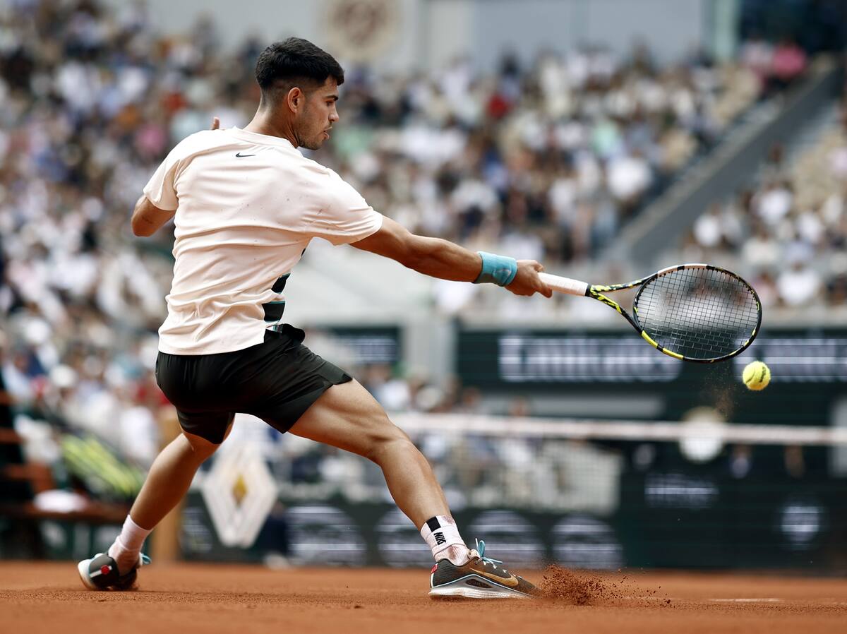 Carlos Alcaraz de España en acción durante su partido de cuarta ronda masculina contra Ben Shelton de EE. UU. en el torneo de tenis Grand Slam en Roland Garros. //EFE