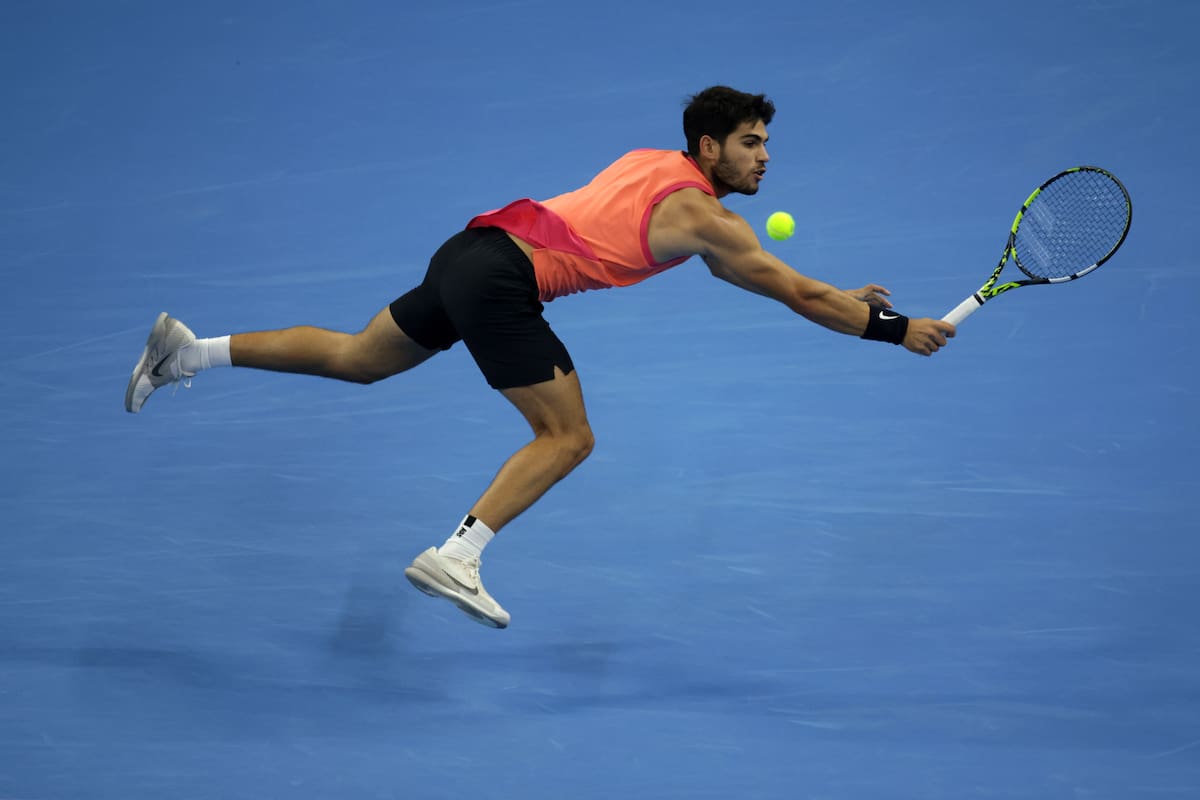 Carlos Alcaraz devuelve una pelota durante la semifinal del Abierto de China ante el ruso Daniil Medvedev. //EFE