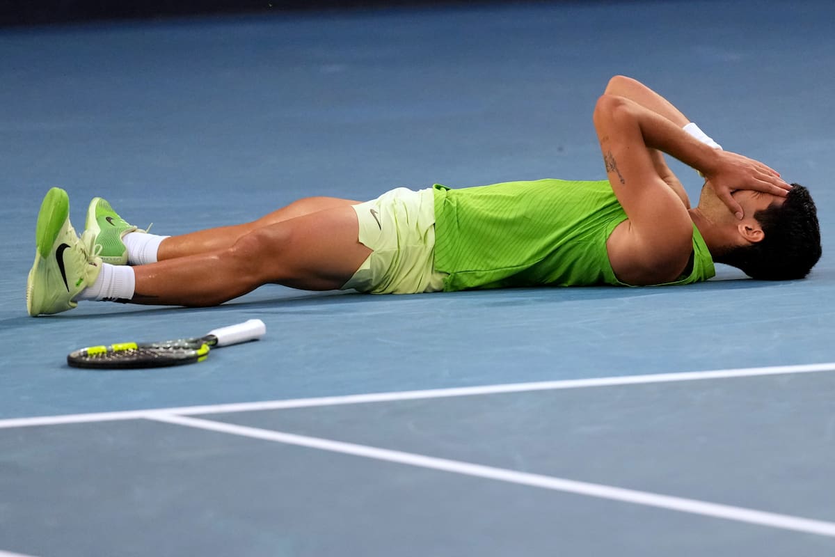 Alcaraz avanza en Abierto de Australia tras partido épico de 5 horas