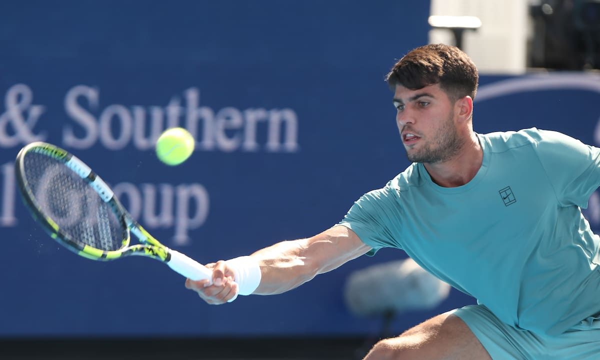 El español Carlos Alcaraz en acción ante Damir Dzumhur, de Bosnia-Herzegovina, en partido del Abierto de Cincinnati (EE.UU.). //Foto, EFE: MARK LYONS