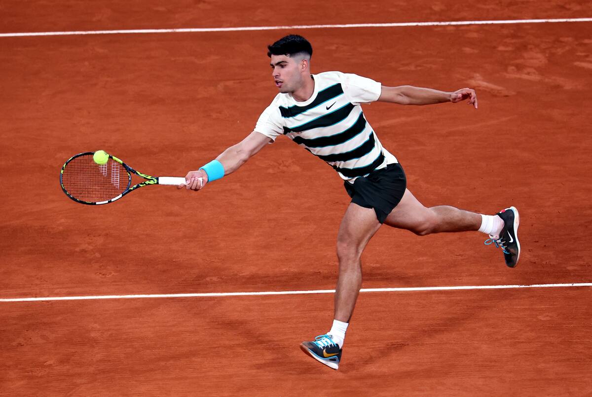 Carlos Alcaraz de España en acción durante su partido de segunda ronda masculina contra Fabian Marozsan de Hungría en el torneo de Grand Slam en Roland Garros. //EFE