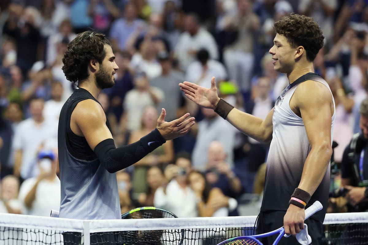 Carlos Alcaraz, de España, felicita a Ben Shelton (a la derecha), de Estados Unidos, tras ganar su partido de cuartos de final del Abierto de Estados Unidos. //Foto, AP: Heather Khalifa