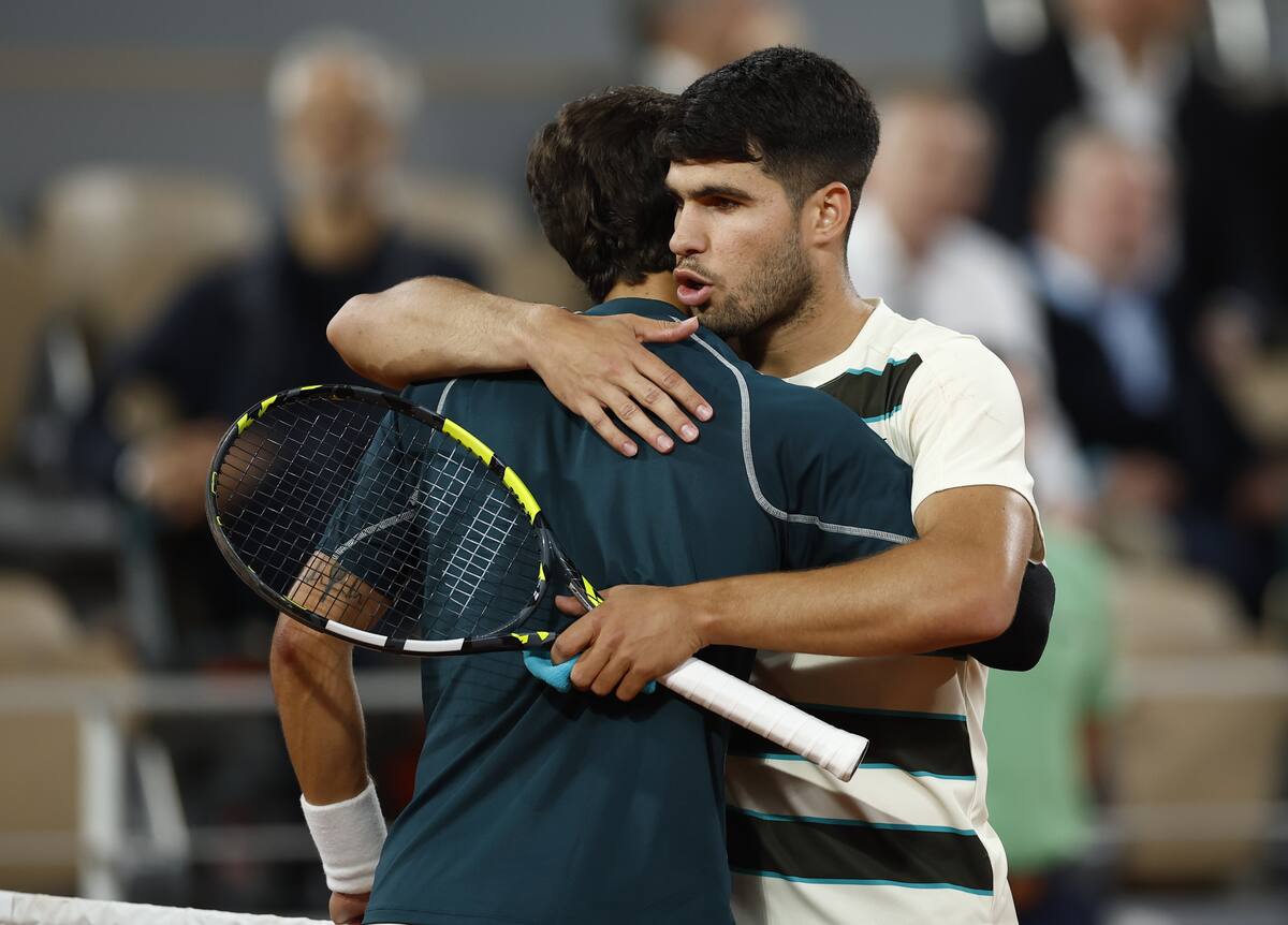 Carlos Alcaraz de España (R) se abraza con Lorenzo Musetti de Italia después de que Muestti se retirara de su partido de semifinales individuales masculino en el torneo de tenis Grand Slam en Roland Garros. //EFE