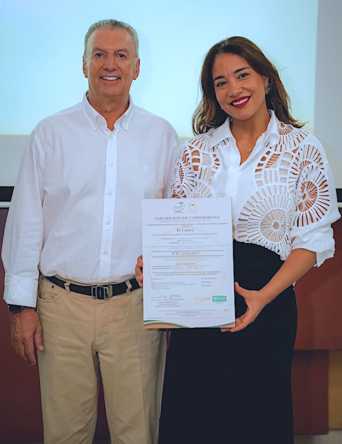 Carlos Alfonso Luque, presidente de la junta directiva de Fundagán, y Jacqueline Rojas, directora SENA Atlántico.//Cortesía Sena Atlántico.