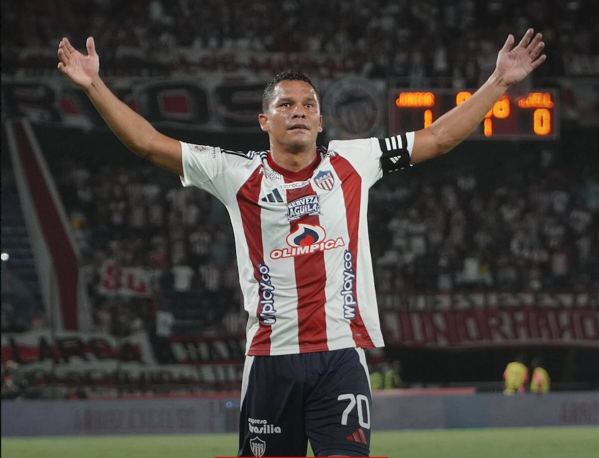 Carlos Bacca, de Junior, festeja el gol anotado esta noche al Independiente Medellin en partido por la fecha 12 de la Liga BetPlay Dimayor jugado en el Estadio Metropolitano Roberto Meléndez.//Cortesía.
