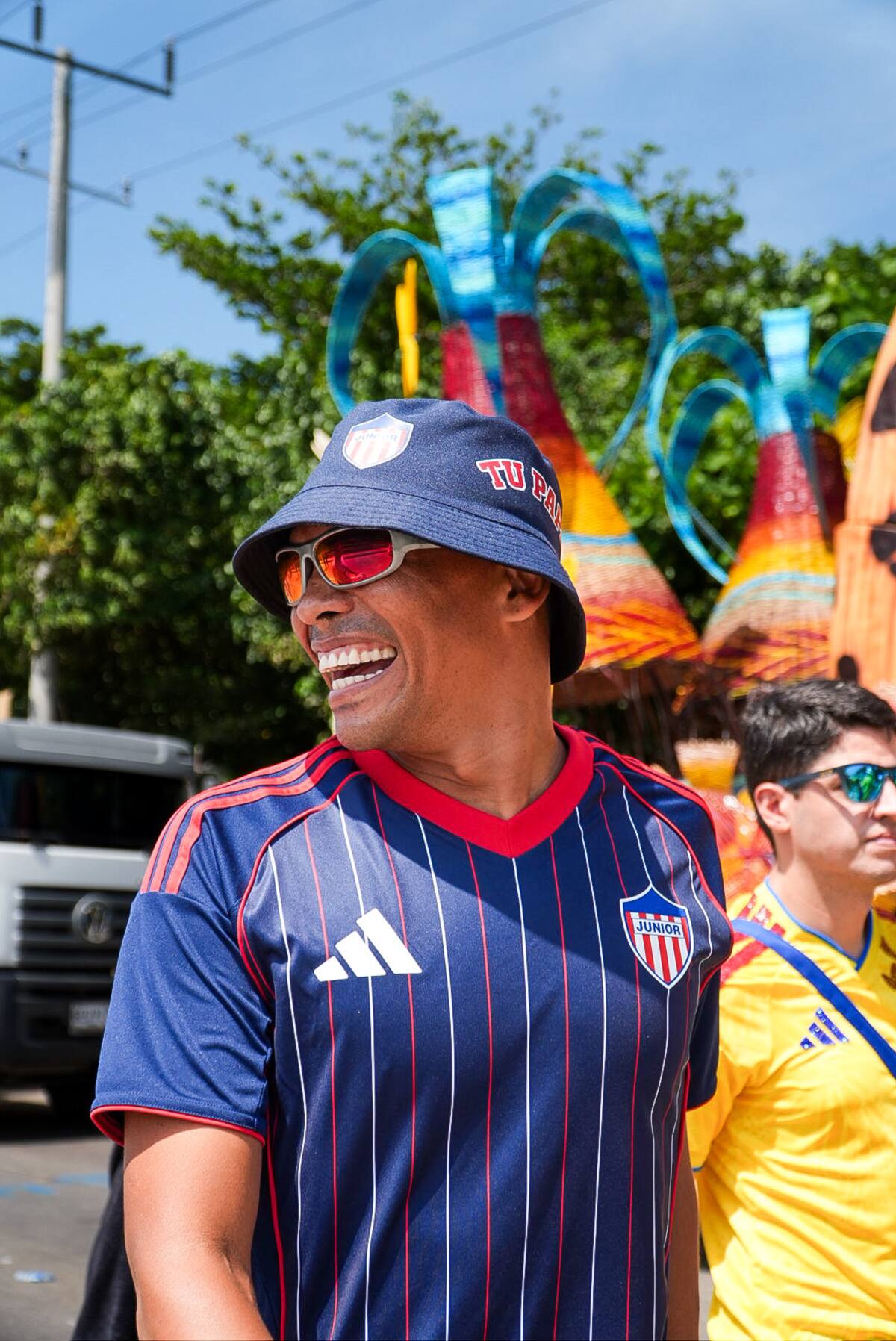 Carlos Bacca en el desfile de la Batalla de Flores este sábado en la Vía 40 apareció luciendo camiseta, bermuda y un so brezo de tela: //Cortesía @JuniorClubSA.