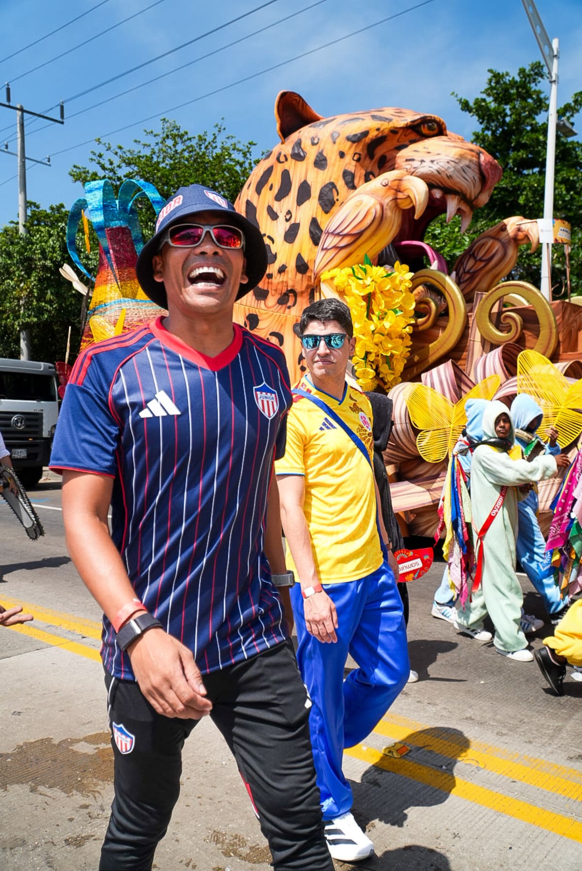 Con este atuendo apareció Carlos Bacca en el desfile de la Batalla de Flores este sábado en la Vía 40: //Cortesía @JuniorClubSA.