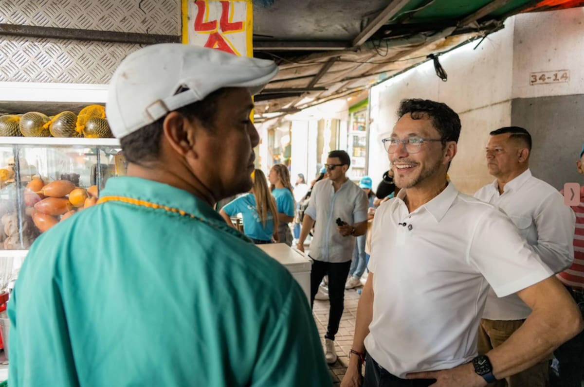 Carlos Caicedo durante su recorrido por el Centro de Barranquilla dialogó con los trabajadores informales.//Cortesía CCCO.