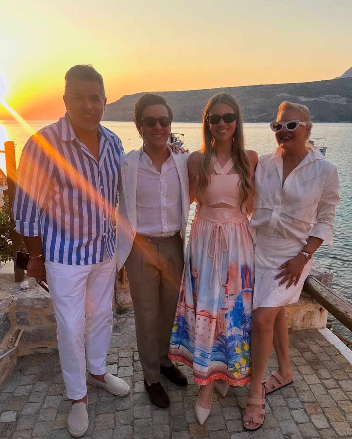 Carlos Calero y Paulina Ceballos junto a su hija, Sofía, y su prometido. //Foto: Instagram @carloscalero29