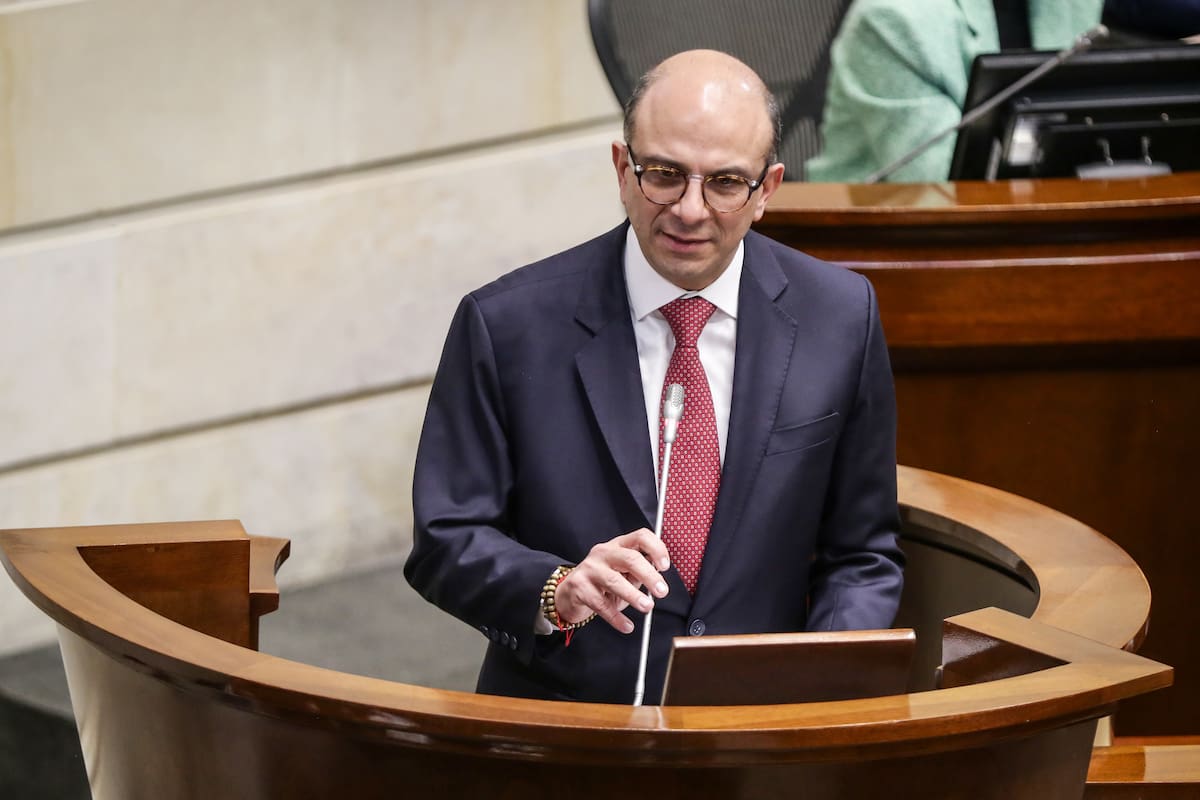 Emergencia económica en jaque: magistrado busca frenar el decreto