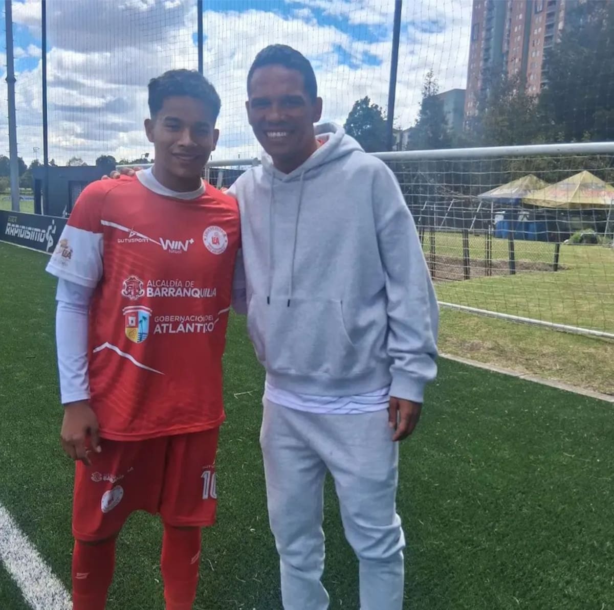 Carlos Daniel Bacca, junto a su padre, Carlos Bacca Ahumada, quien lo acompañó en el partido donde le anotó gol al representativo de Bogotá.//Cortesía Liga del Atlántico.