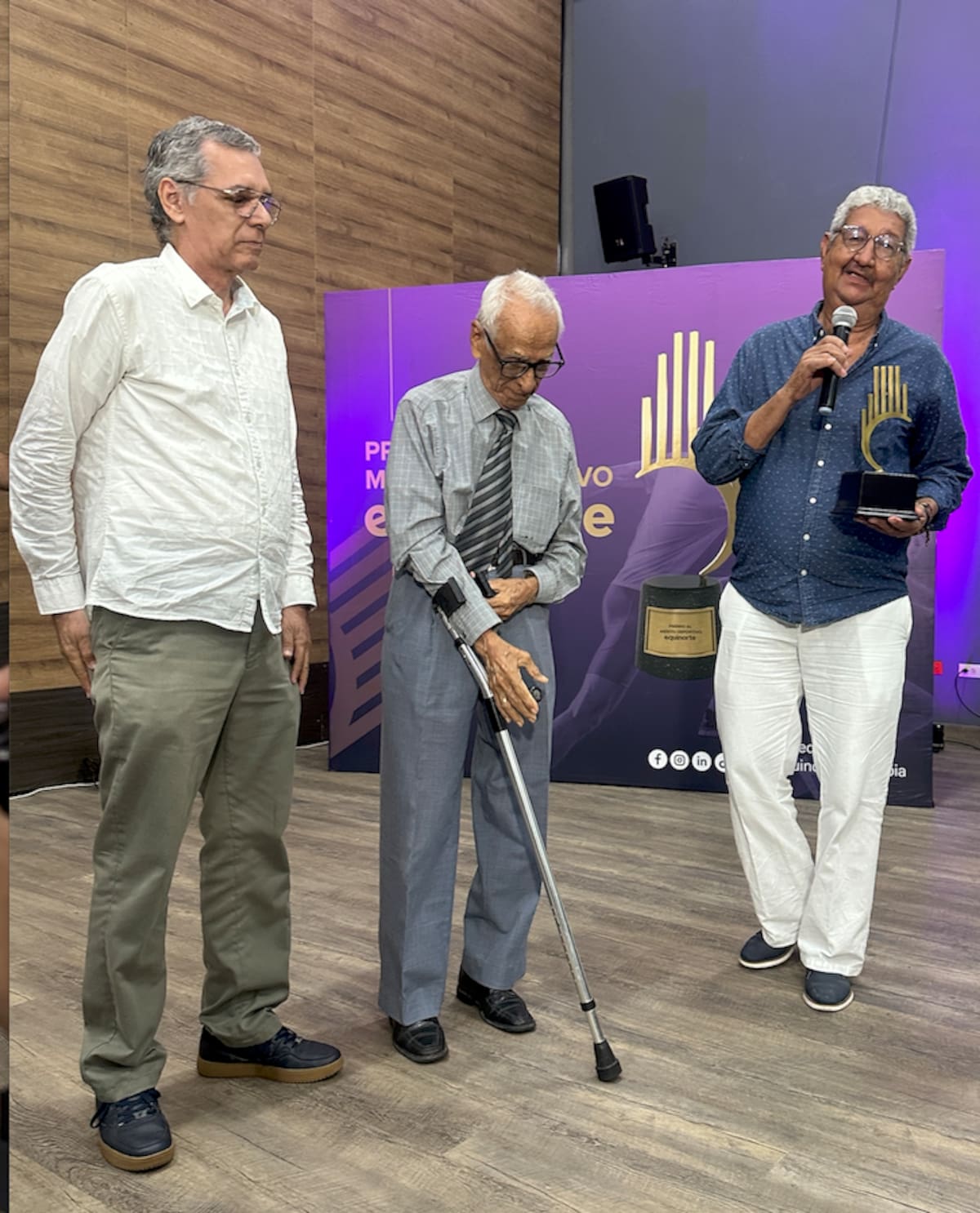 Carlos Julio Arzuza López (der), recibió el Premio al Mérito Deportivo en la categoría Vida y Obra en Prensa.//El Universal.