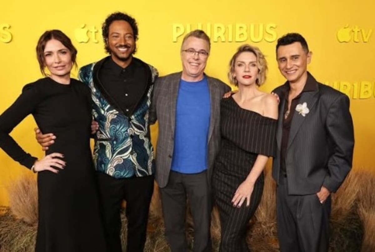 Samba Schutte, Karolina Wydra, Rhea Seehorn, Vince Gilligan y Carlos Vesga parte del elenco de Pluribus. // foto tomada de IG @Apple TV