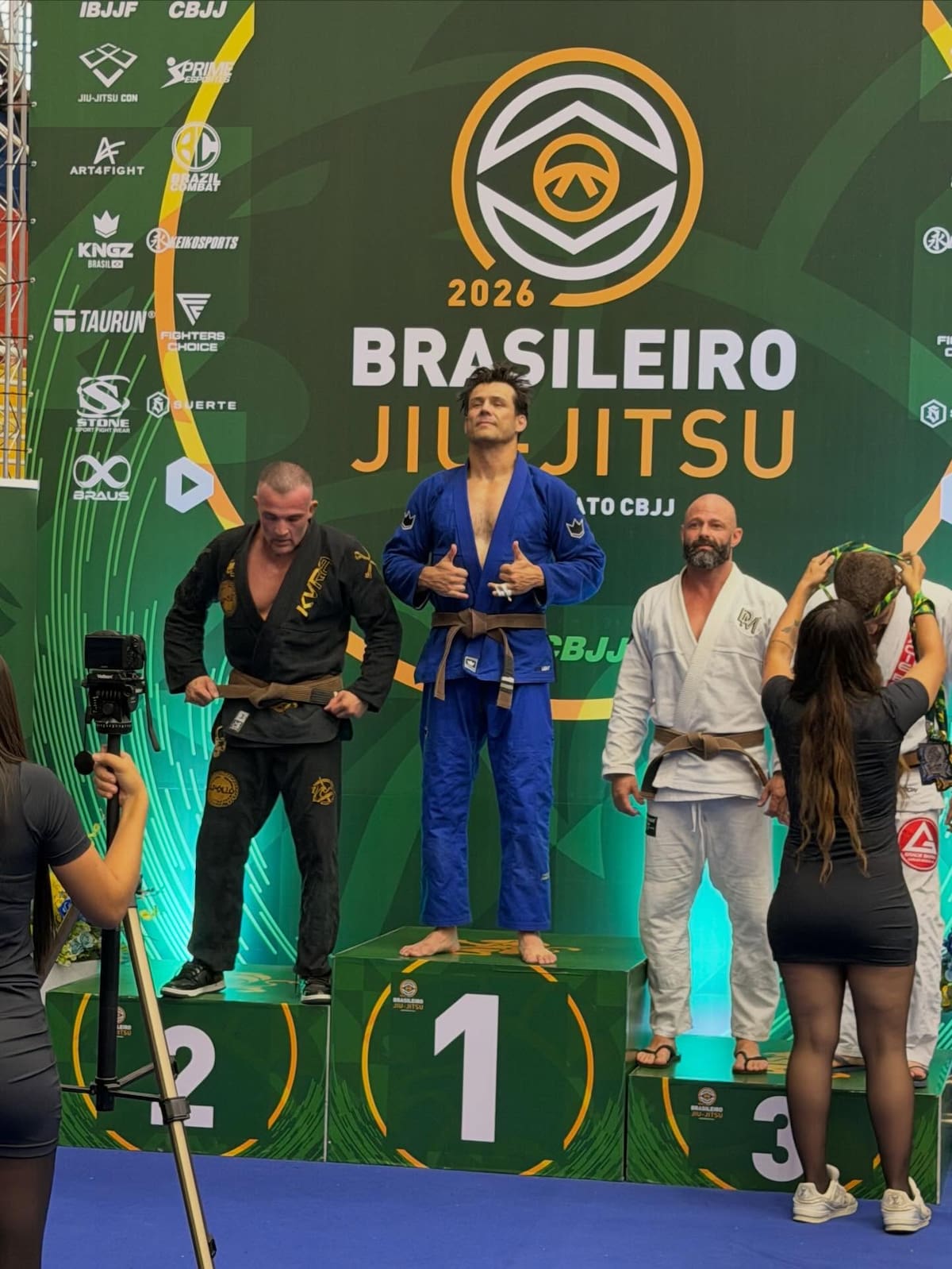 Carlos Sarmiento en lo más alto del podio en Brasil.//CORTESÍA