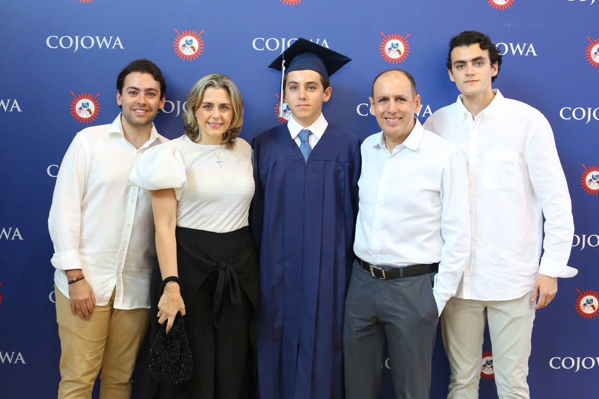 Carlos Vélez, Angélica López, Andrés Felipe Vélez, Carlos Vélez García y Juan Pablo Vélez.