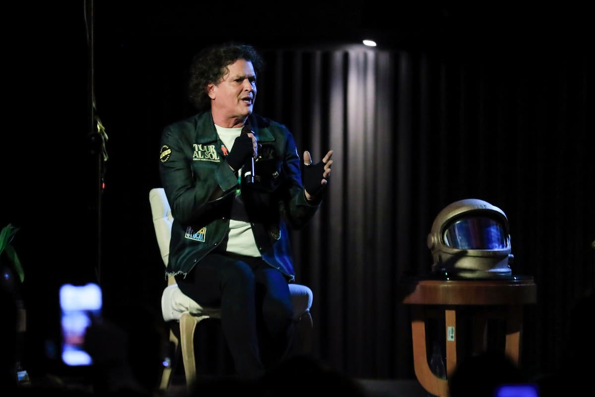 El cantante colombiano Carlos Vives habla en una rueda de prensa este martes, en Bogotá (Colombia). Vives anunció que después de ocho años sin girar por Colombia vuelve a los escenarios de su país con el 'Tour al Sol', que tendrá parada en seis ciudades a partir de septiembre próximo. EFE/ Carlos Ortega