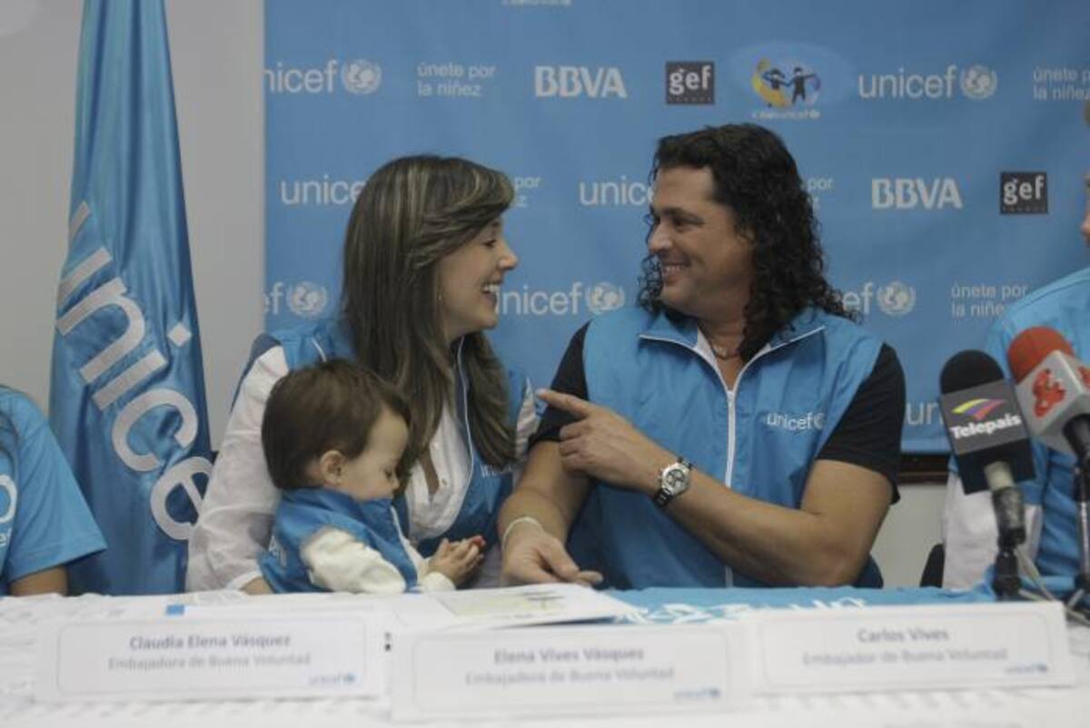 Claudia Elena Vásquez, con su esposo Carlos Vives y la hija de los dos, Elena.