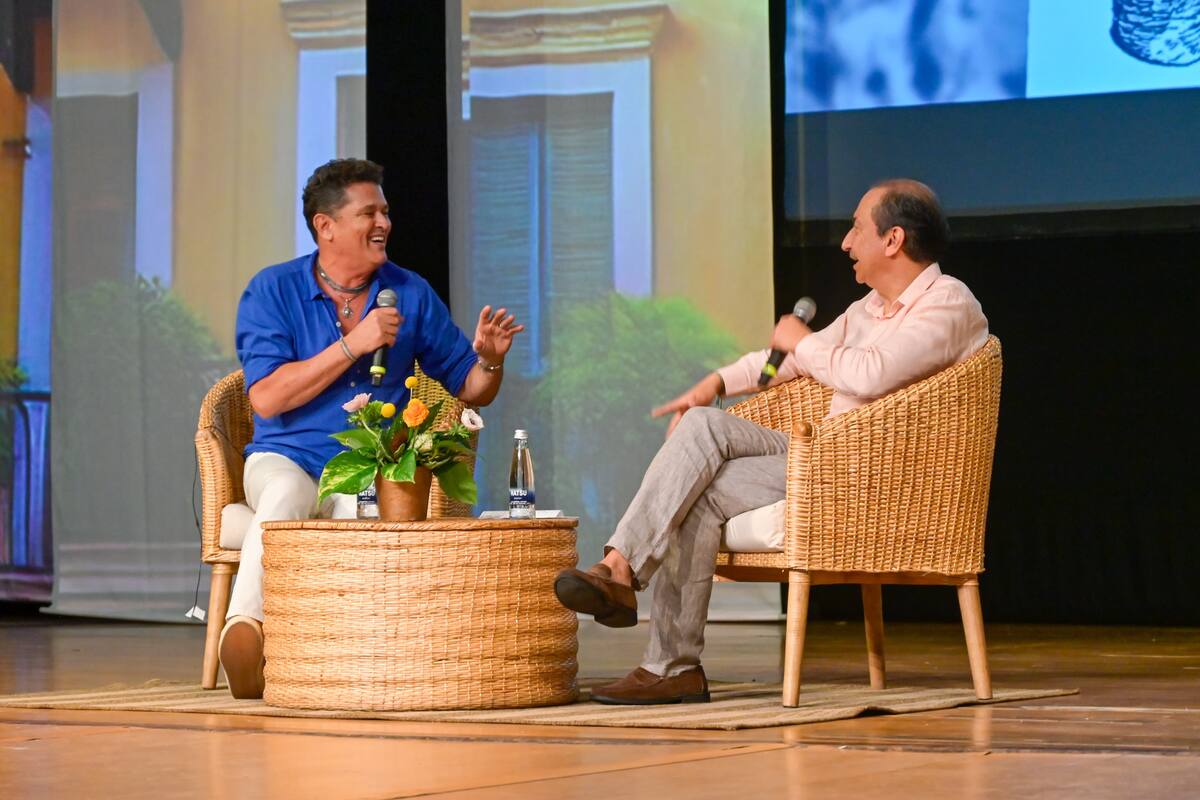 Carlos Vives en conversación con Andrés Mompontes. //Foto: Luis Herrán- El Universal.