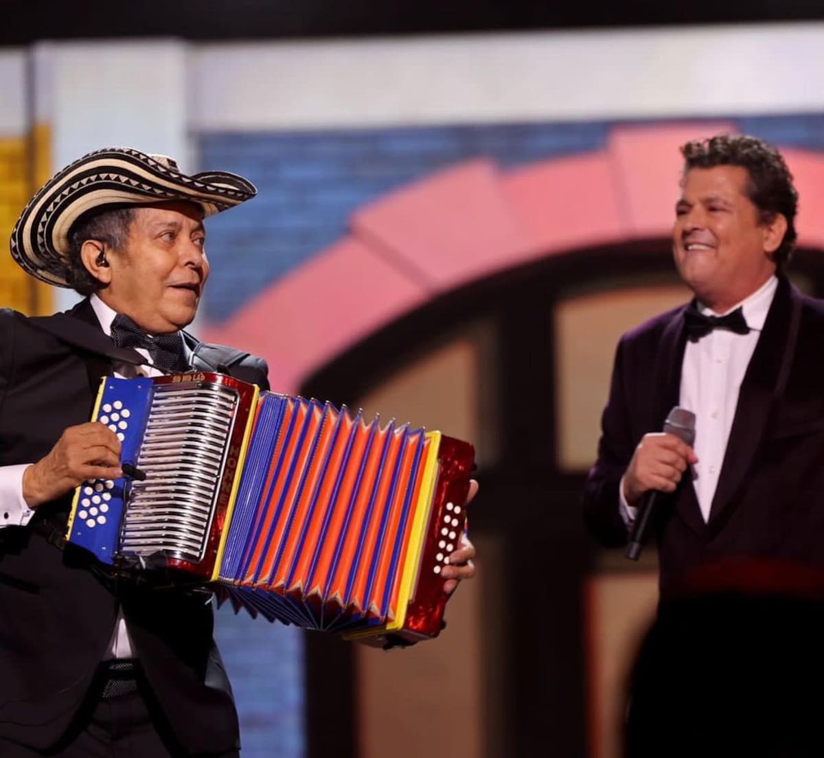 Carlos Vives y Egidio Cuadrado durante una presentación en los Grammy.
