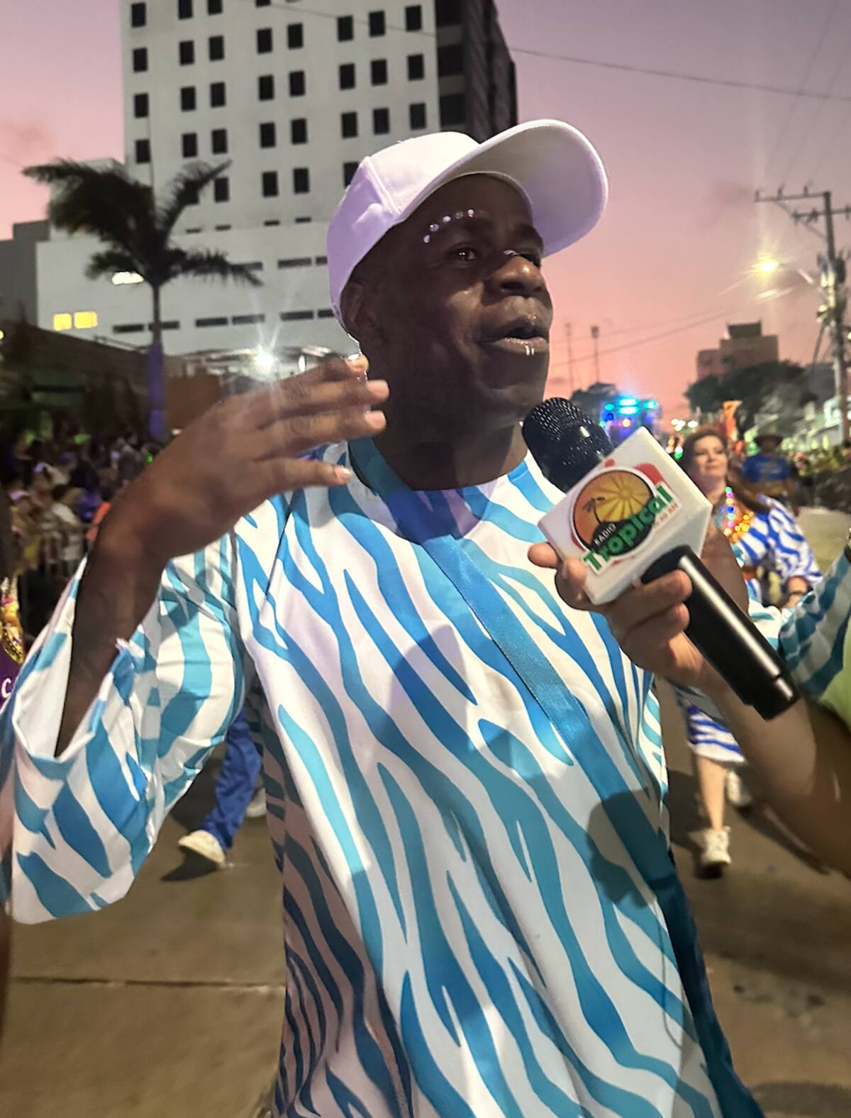 Carmelo Valencia, ex jugador de Junior, estuvo presente en el desfile de la Noche de Guacherna del Carnaval de Barranquilla 2025.//Juan M. Cantillo-El Universal.